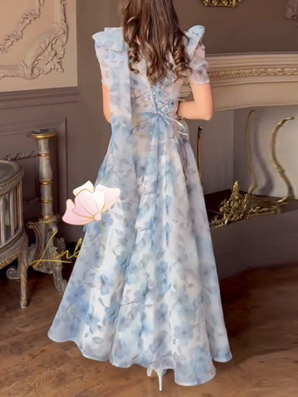 Elegant fitted printed dress with puff sleeves for a sophisticated style
