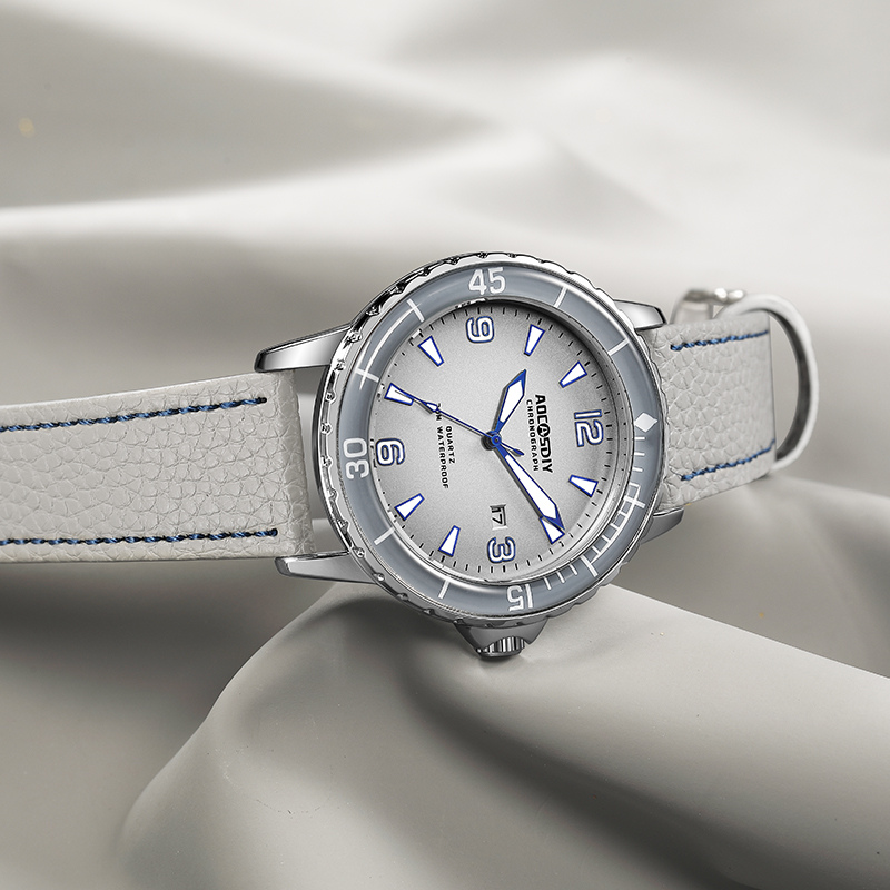 Casual watch with an elegant leather strap