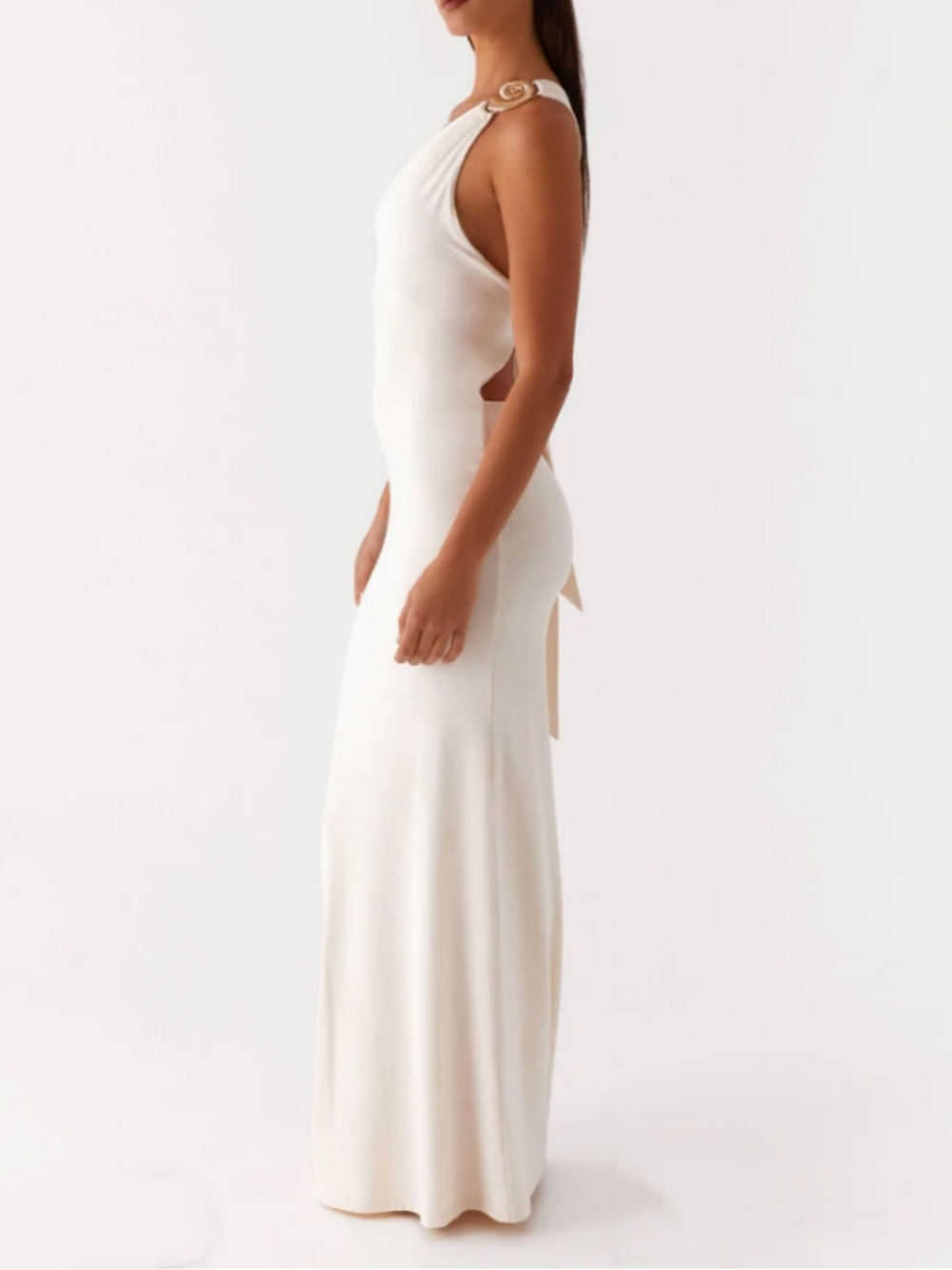 One-shoulder dress with metal buckle for a stylish and trendy look