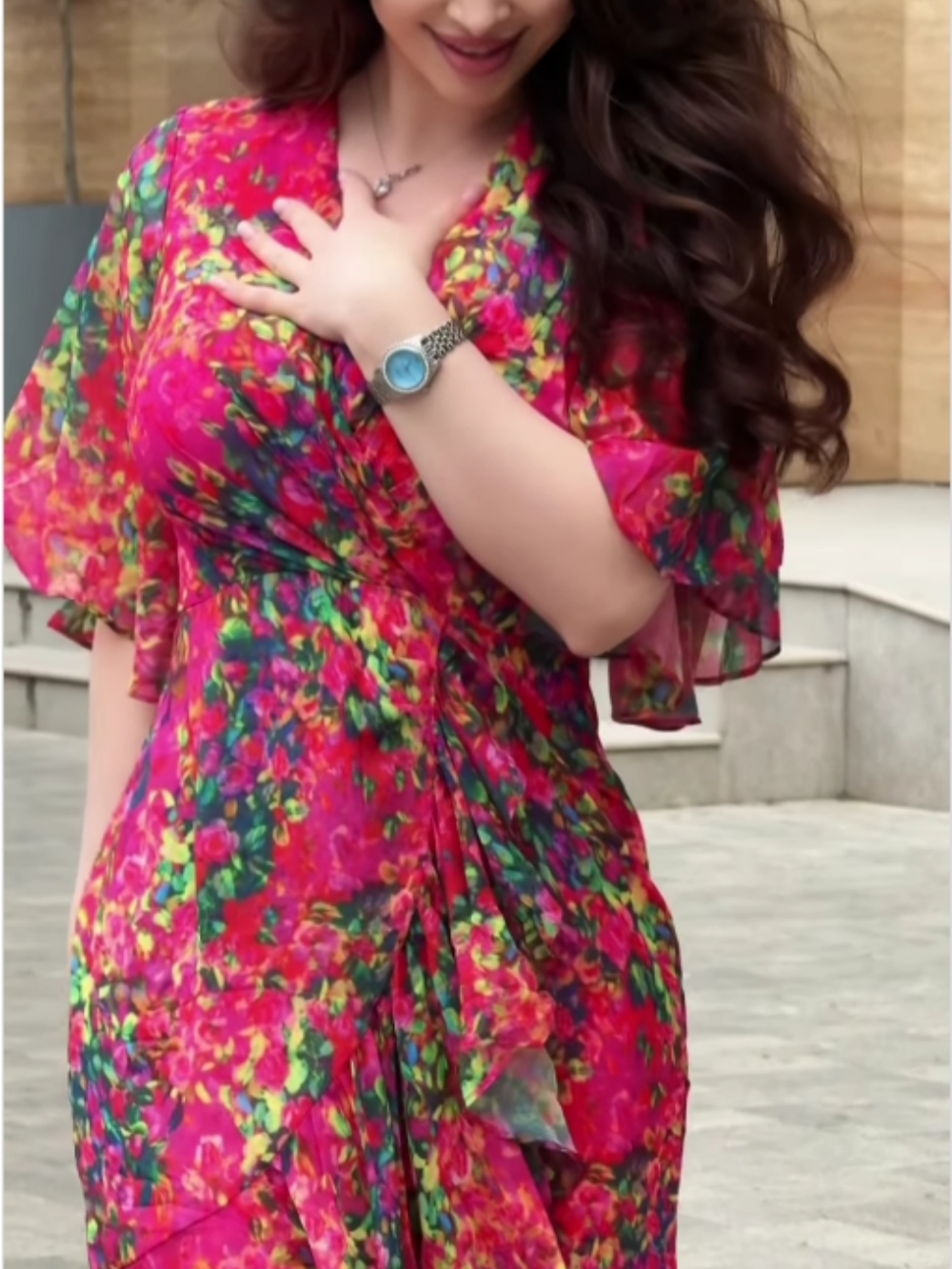 Elegant Printed Chiffon V-Neck Dress with Flared Sleeves for a Sophisticated Look