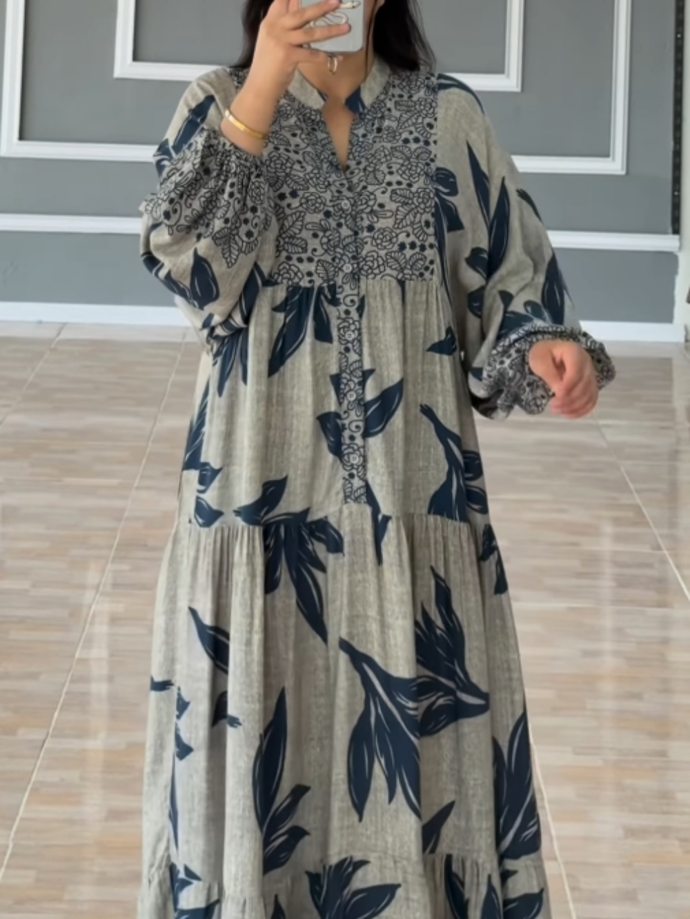 Oversized ruffled dress with lantern sleeves for an elegant and casual style