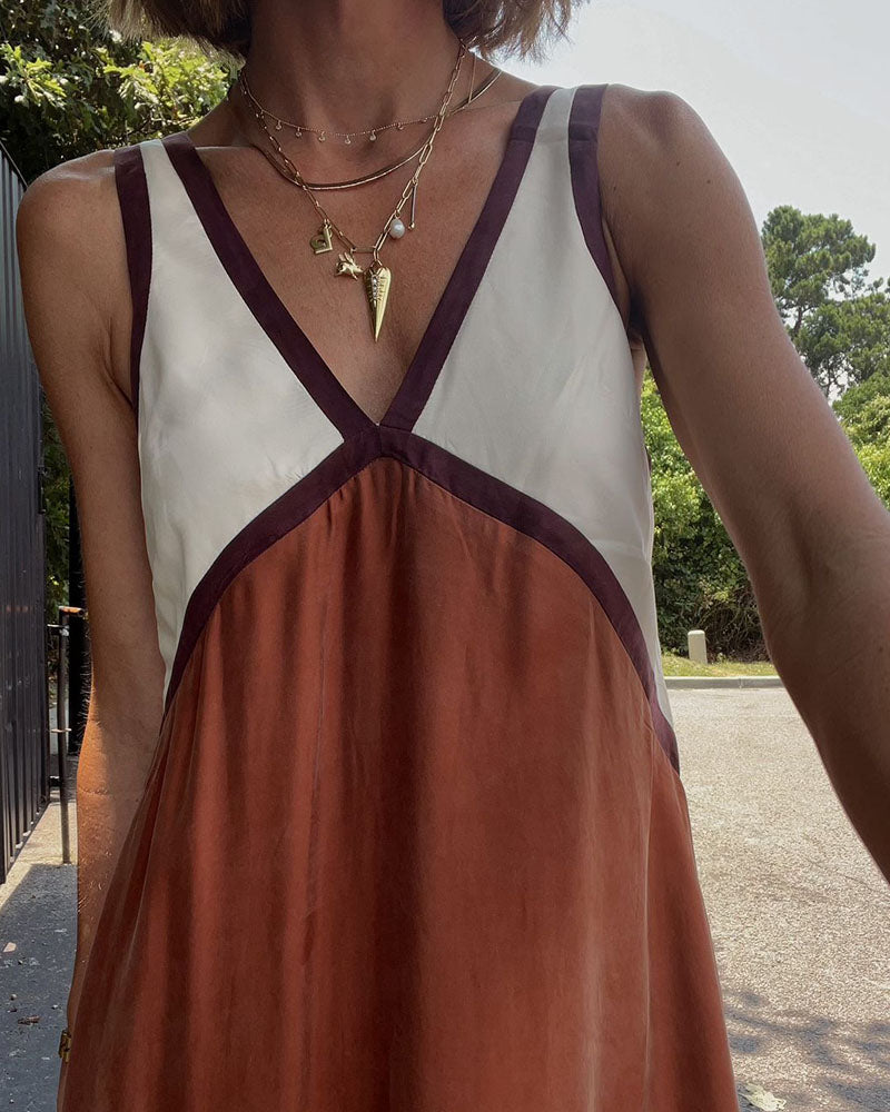 Elegant V-neck dress with color contrast