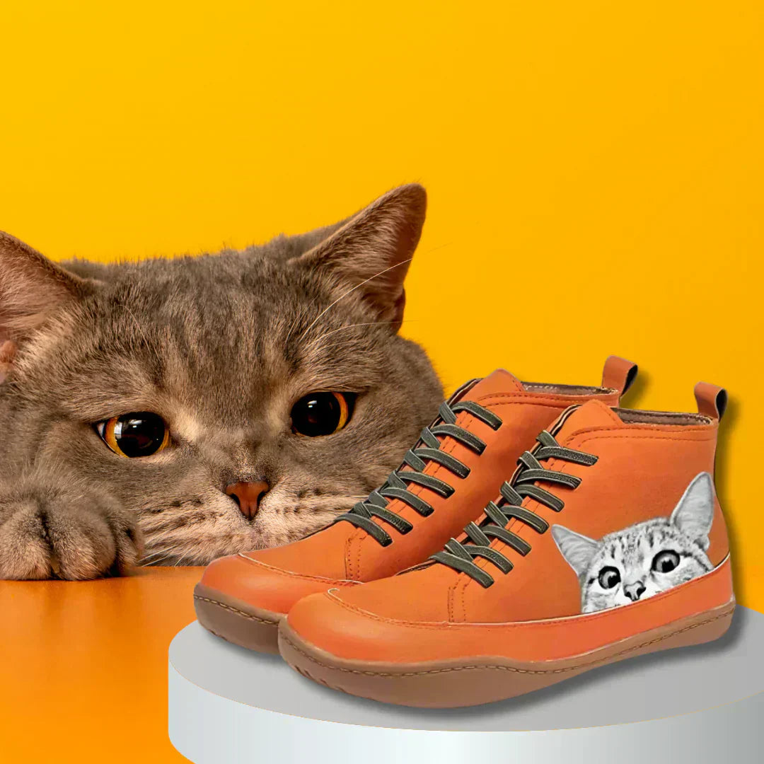 Stylish Leather Boots Featuring a Cat Motif