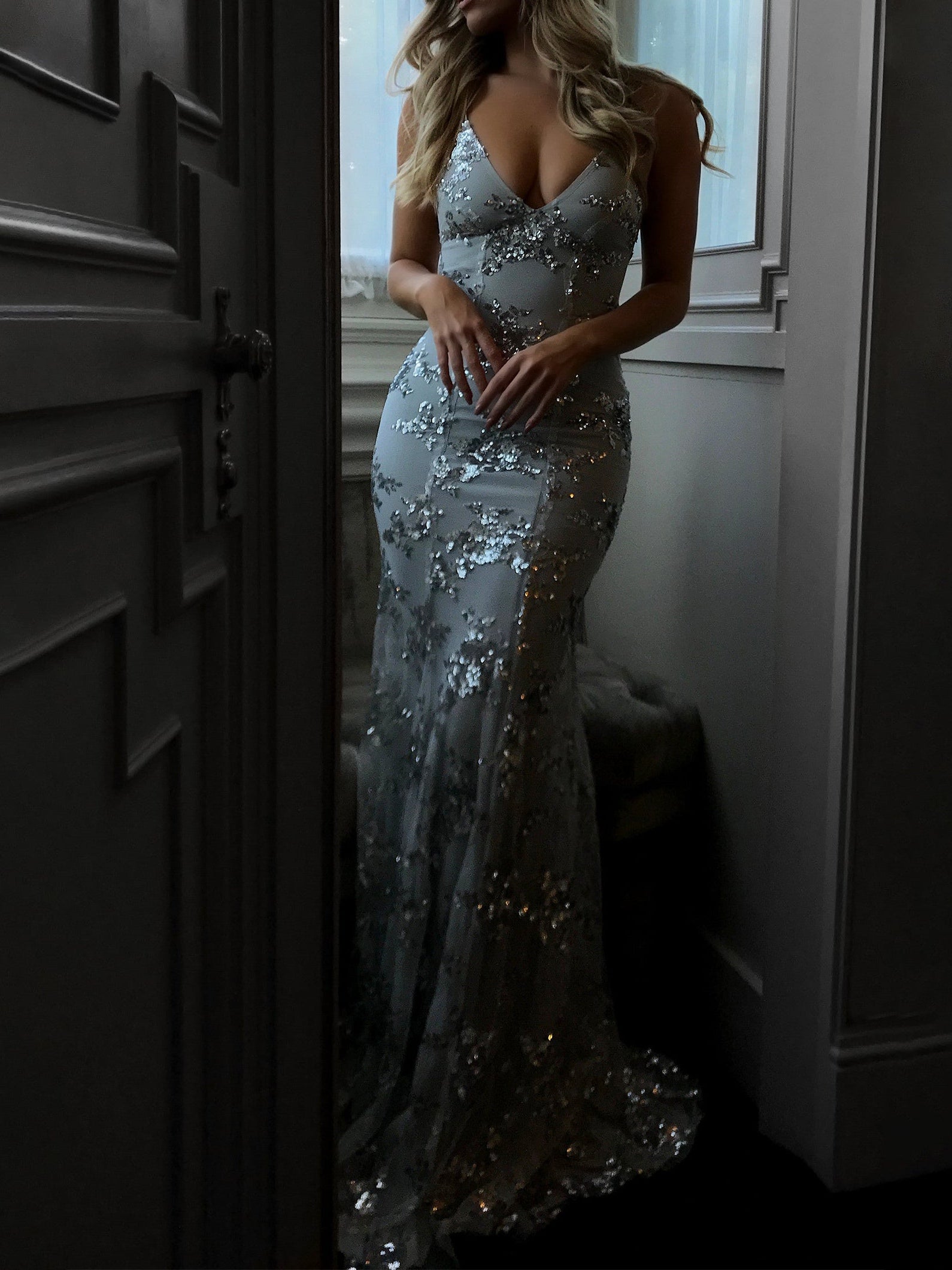 Glamorous Sequin V-Neck Backless Maxi Dress for Elegant Evenings