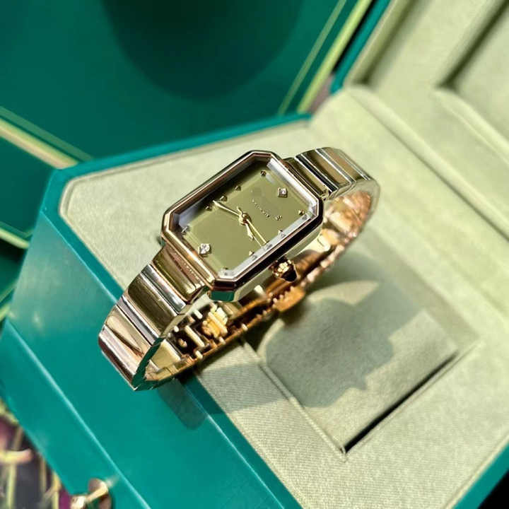 Elegant bracelet watch with sophisticated green elements