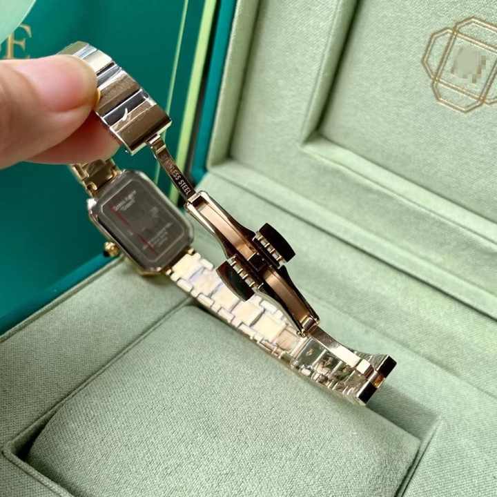 Elegant bracelet watch with sophisticated green elements