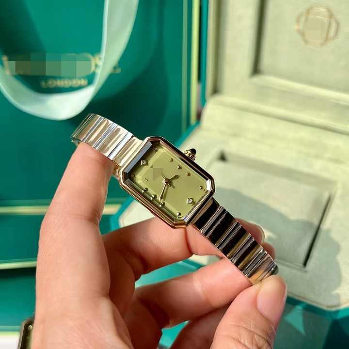 Elegant bracelet watch with sophisticated green elements