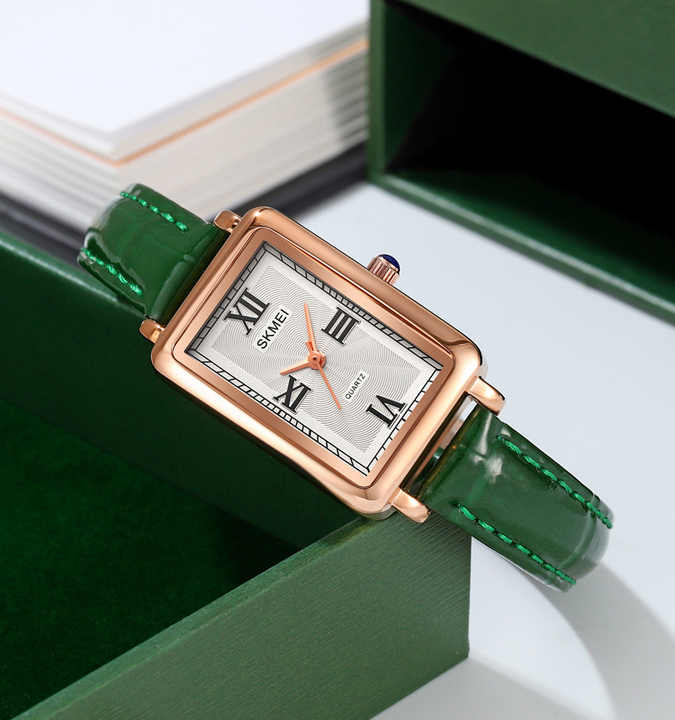 Casual watch with leather strap