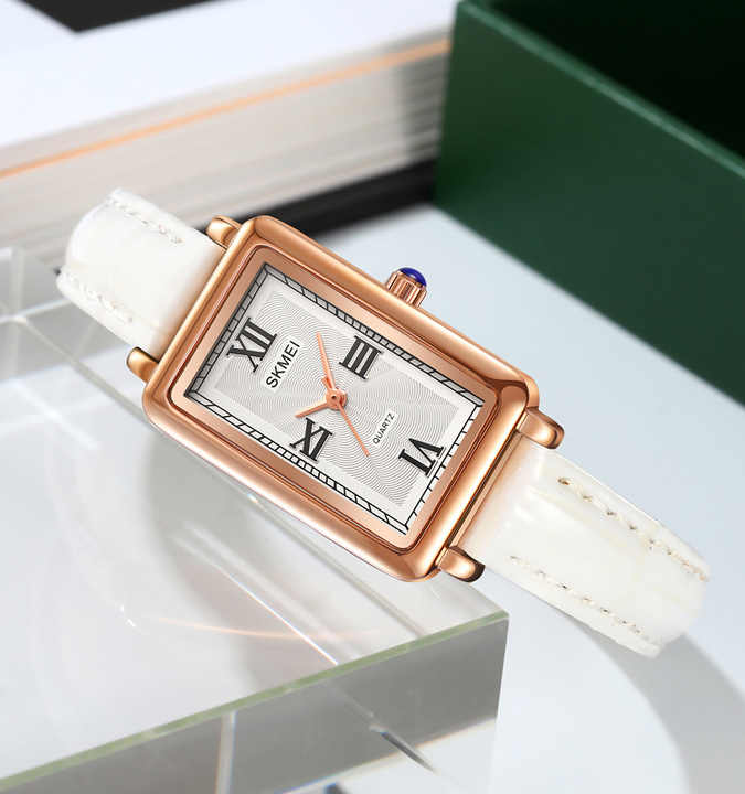 Casual watch with leather strap