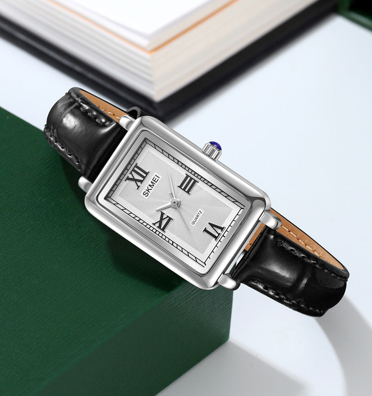 Casual watch with leather strap