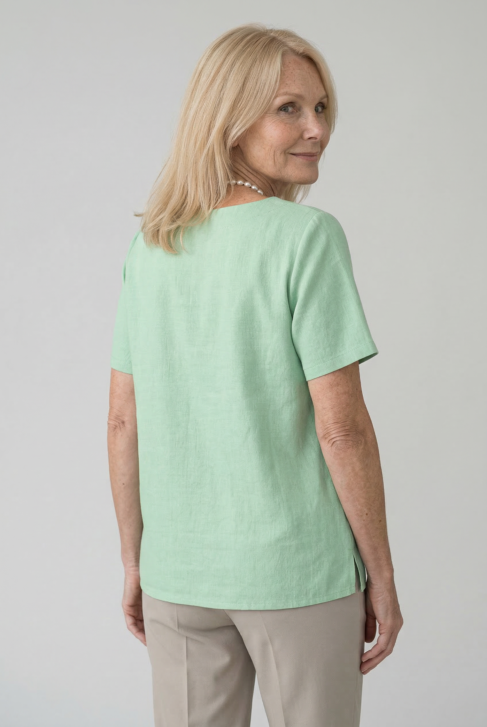 Elegant Women's Linen Blouse with Button-Front Closure