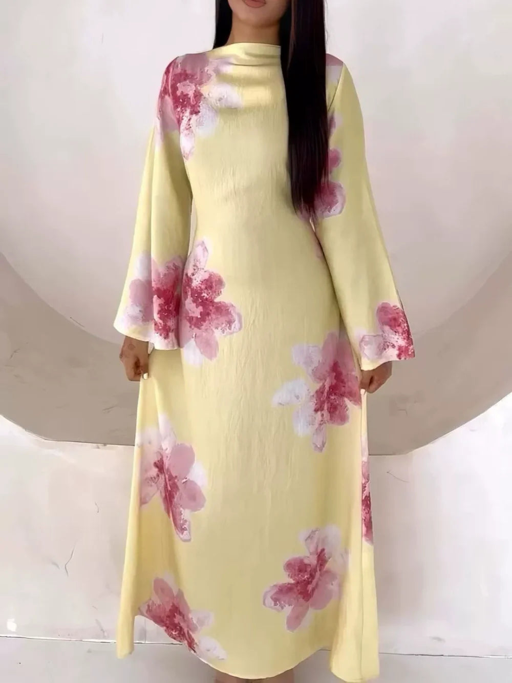 Elegant printed dress with a fitted waist and full length