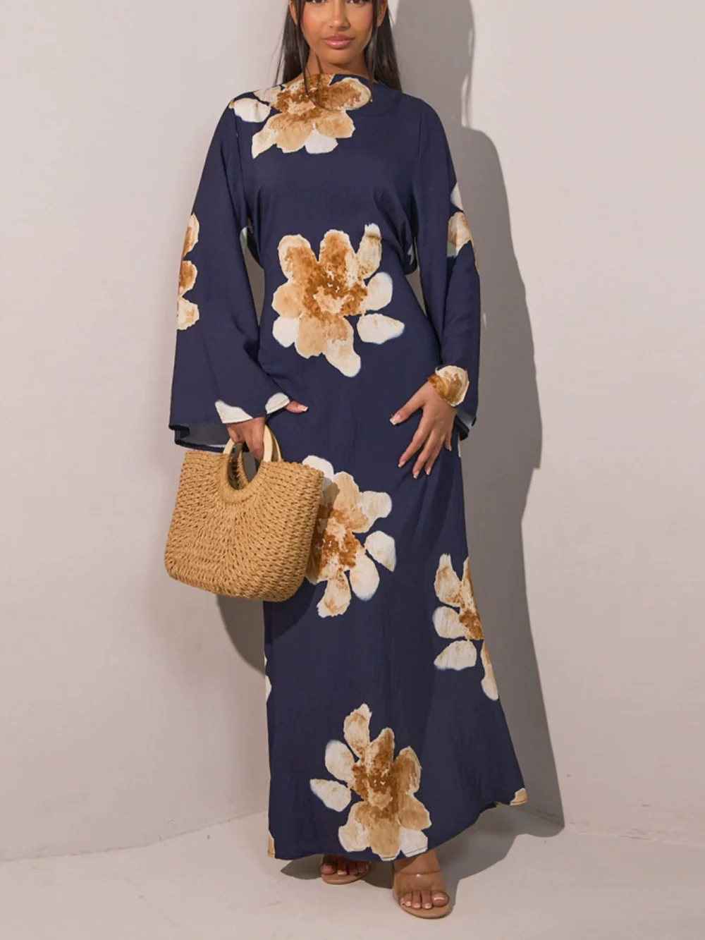 Elegant printed dress with a fitted waist and full length