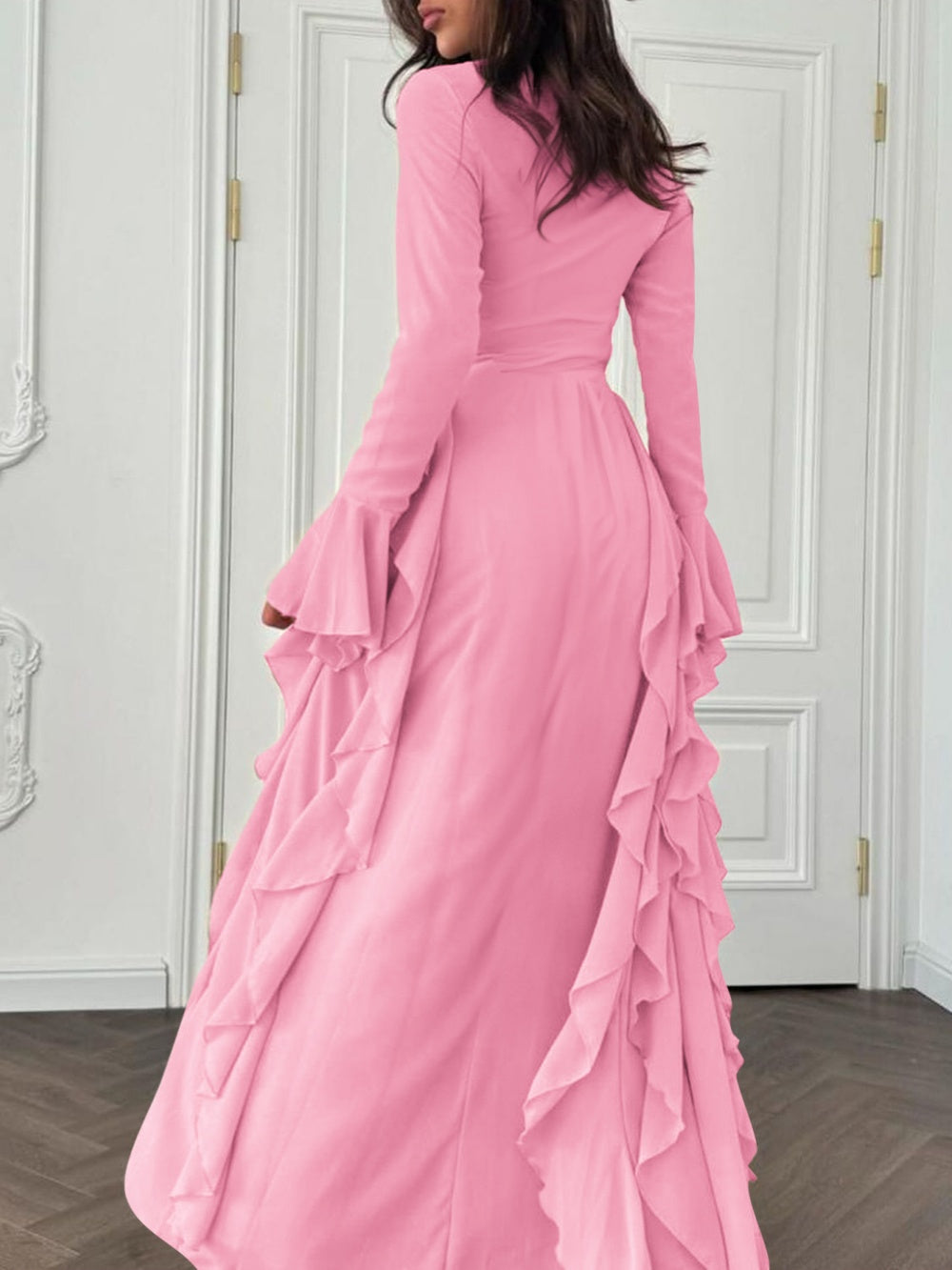 Elegant high-waisted dress with trumpet sleeves for a sophisticated style