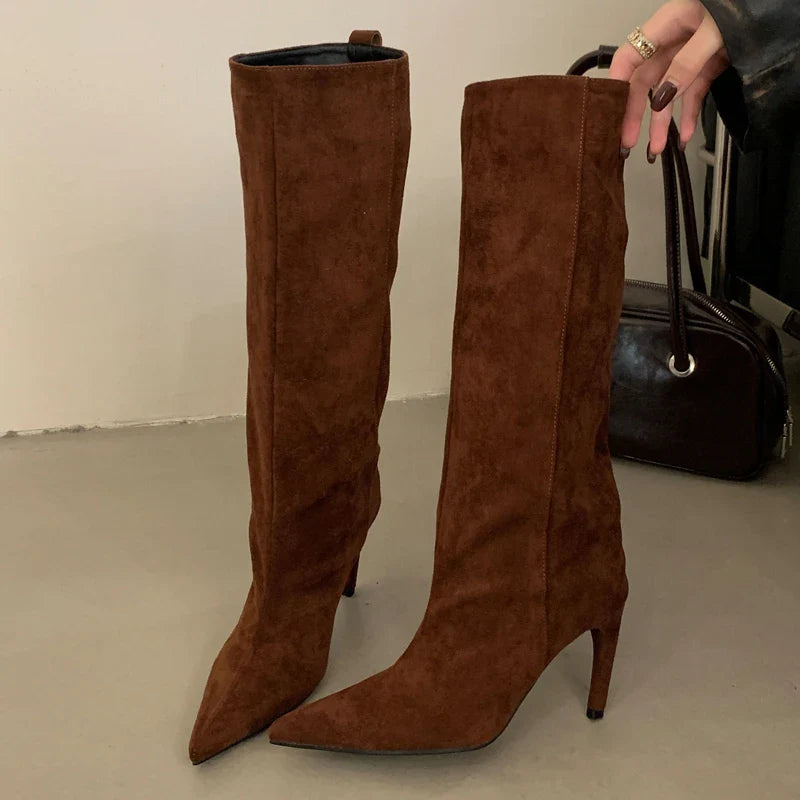 Stylish women's knee-high boots with pointed toes – elegance and fashion in one pair