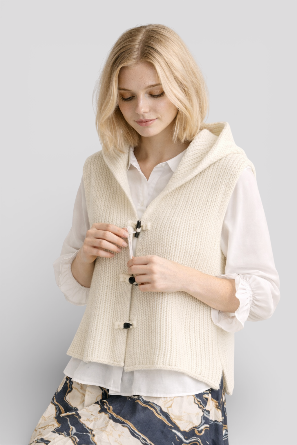 Camila - Elegant sleeveless hooded knit fashion for a sophisticated look