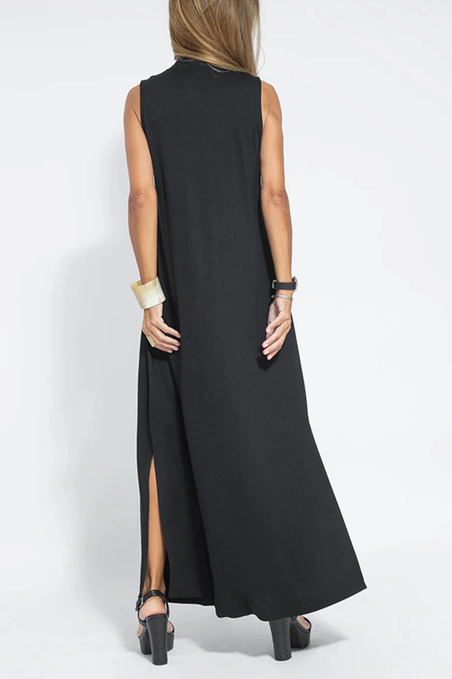 Sleeveless Long Dress in Solid Color for an Elegant and Comfortable Style