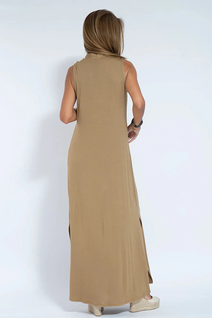 Sleeveless Long Dress in Solid Color for an Elegant and Comfortable Style