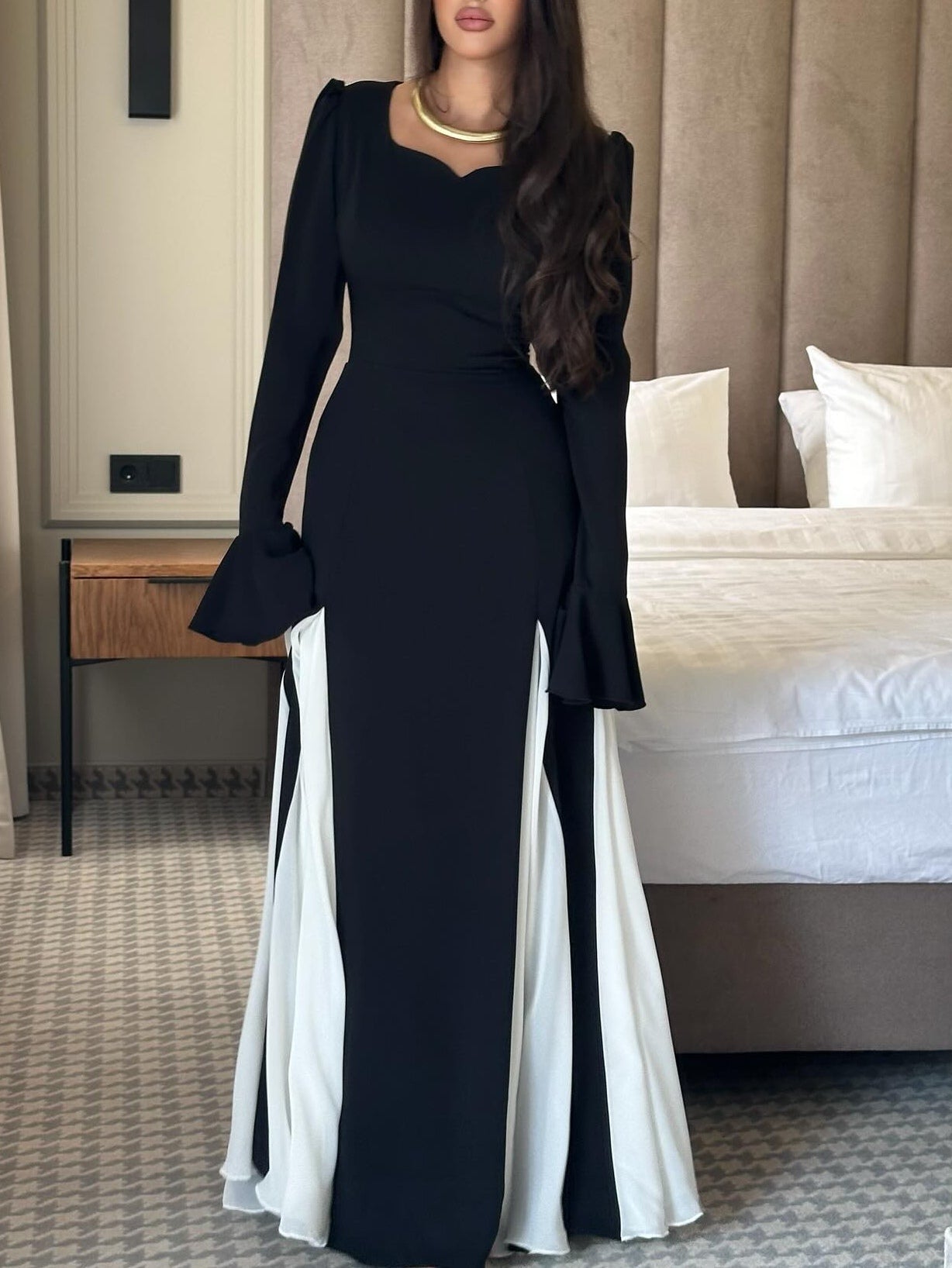 Elegant Black and White Flared Long-Sleeved Maxi Dress for a Timeless Look