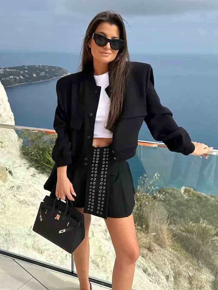 Women's Cropped Bomber Jacket for a Modern and Stylish Look