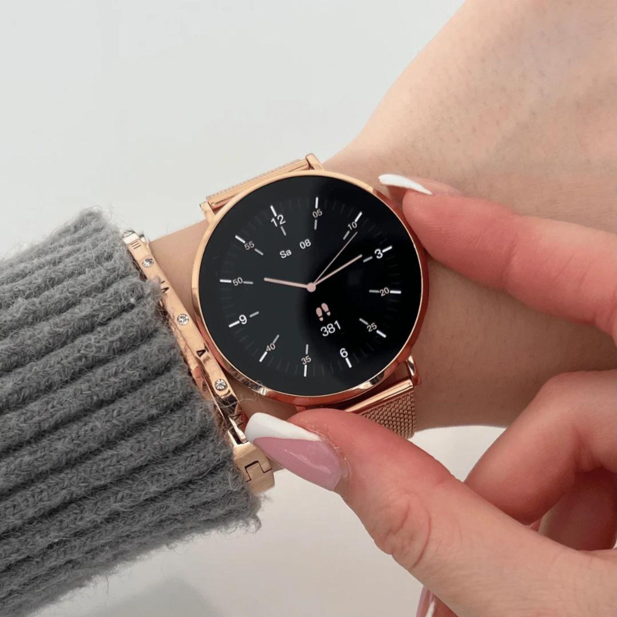 Lumea Smartwatch with Touch Screen for a Modern and Stylish Look
