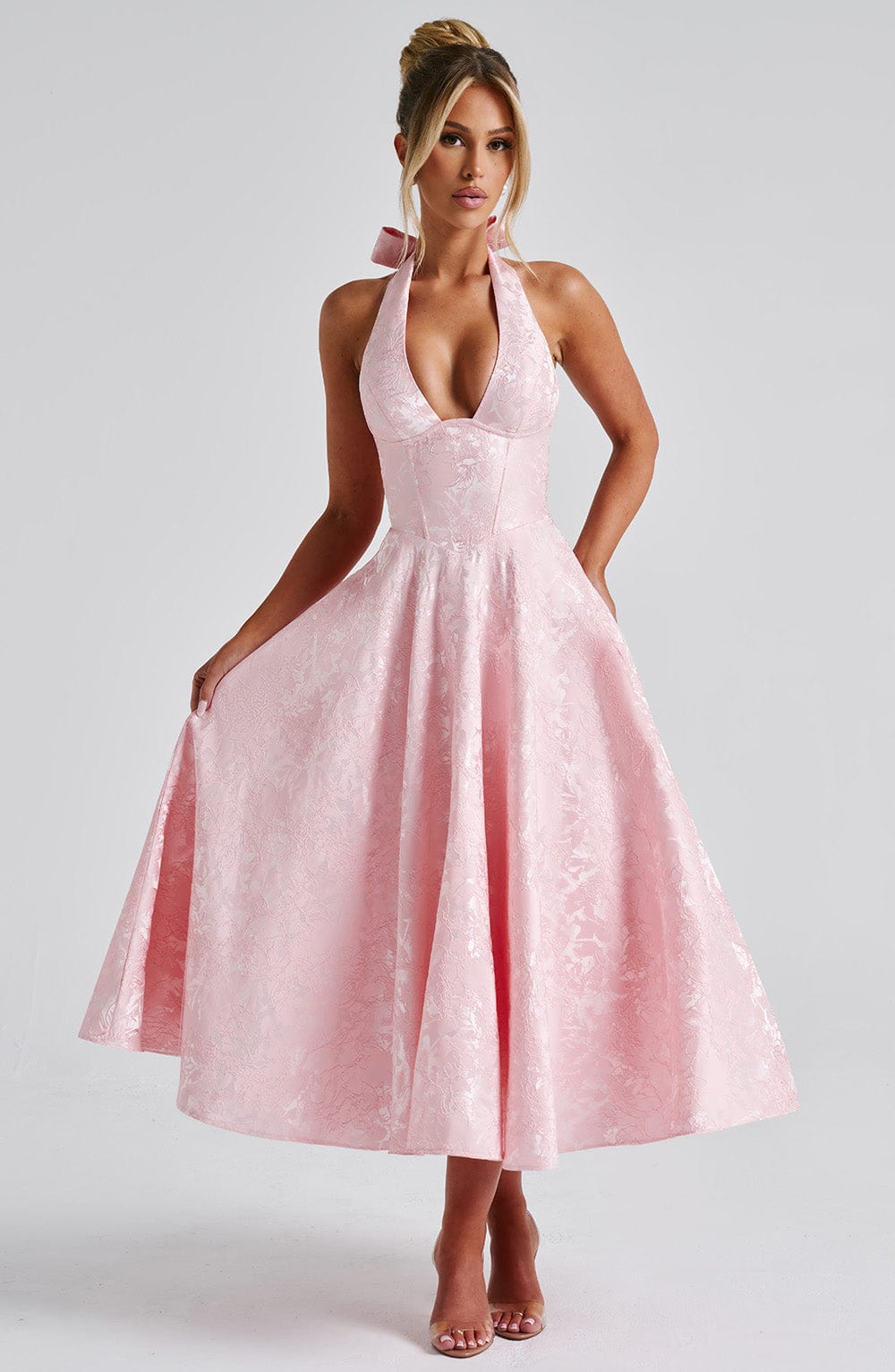 Midi Dress with Halter Neckline – Sleek, Flattering Silhouette for Any Occasion