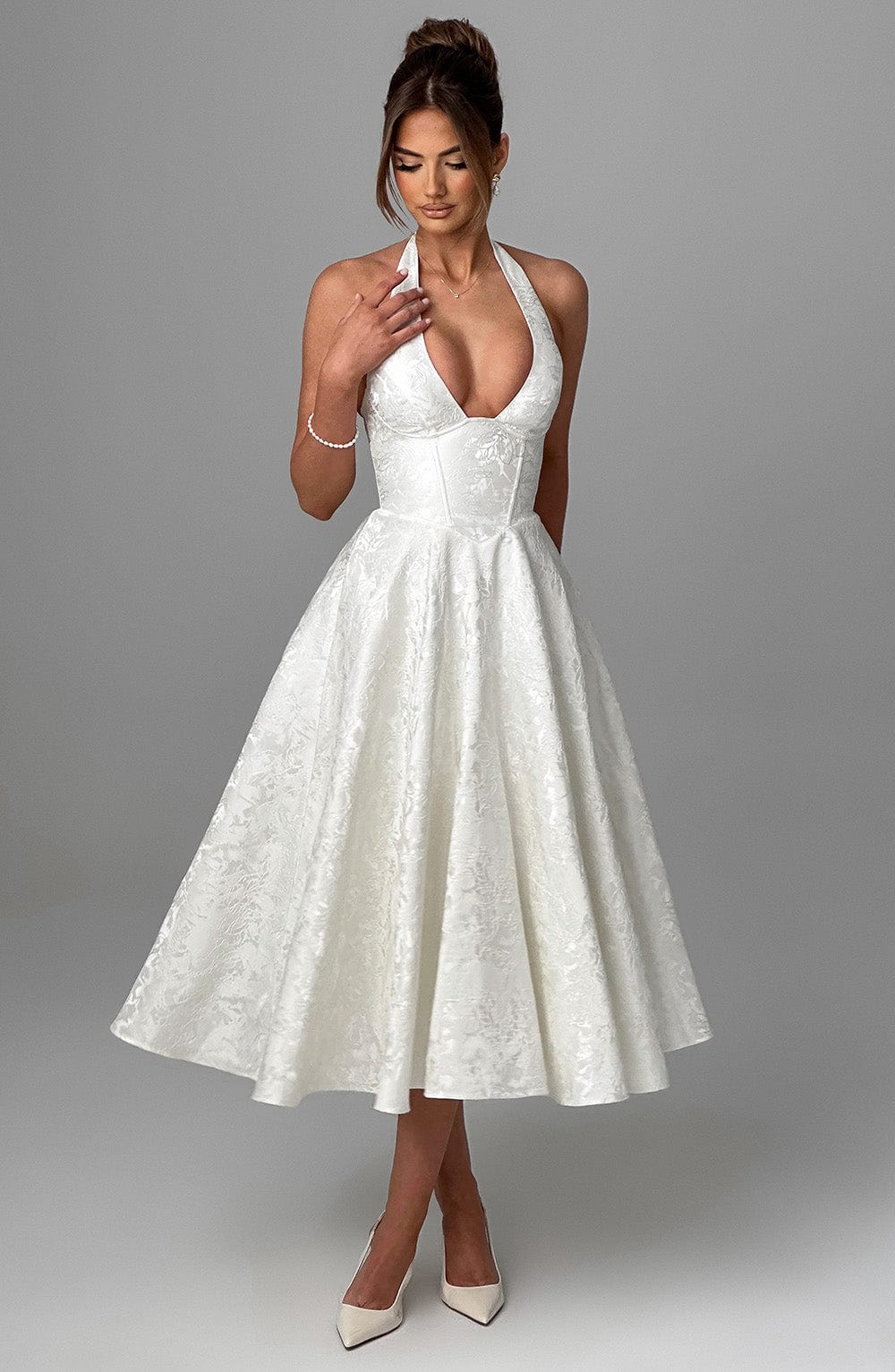 Midi Dress with Halter Neckline – Sleek, Flattering Silhouette for Any Occasion