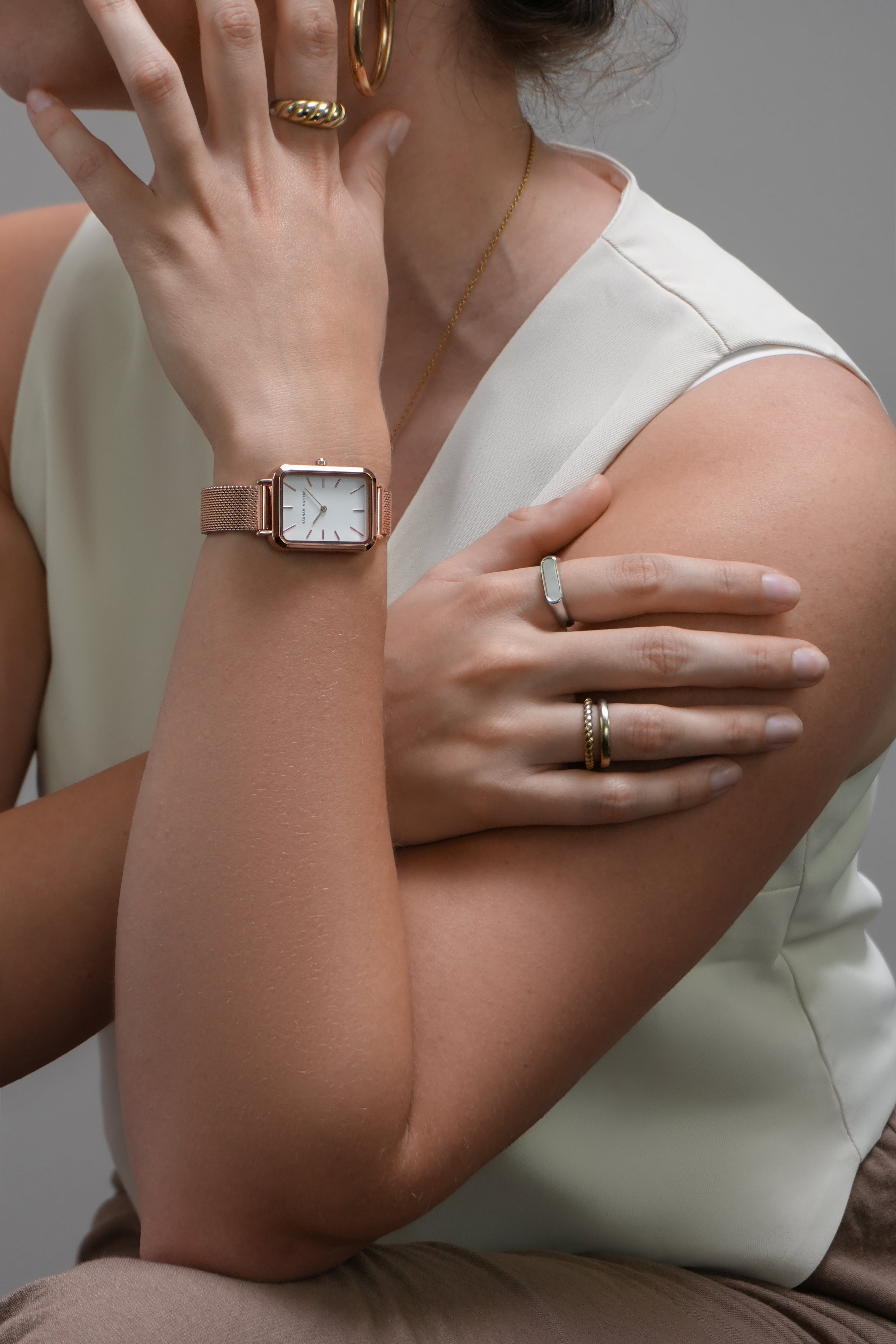 Luxe - Elegant Rectangular Watch with Rose Gold Mesh Band for a Stylish Look