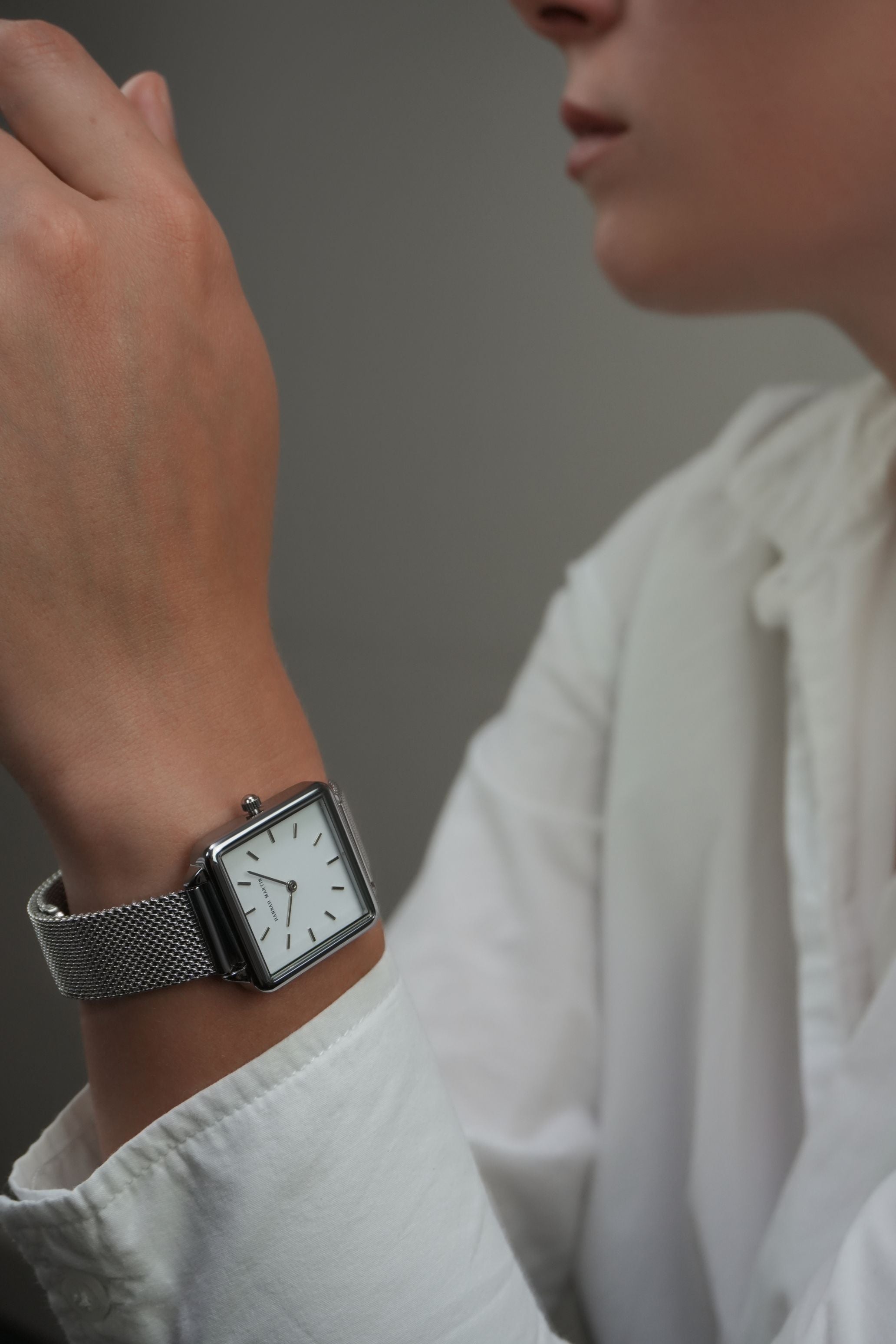 Zenith - Elegant Silver Square Watch with Stylish Mesh Band