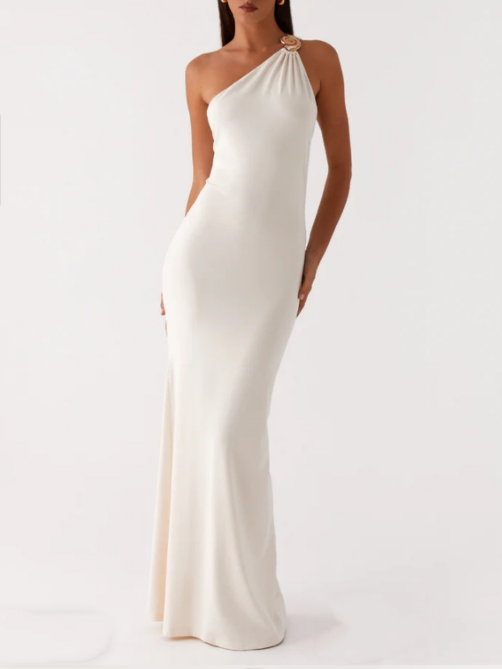 One-shoulder dress with metal buckle for a stylish and trendy look