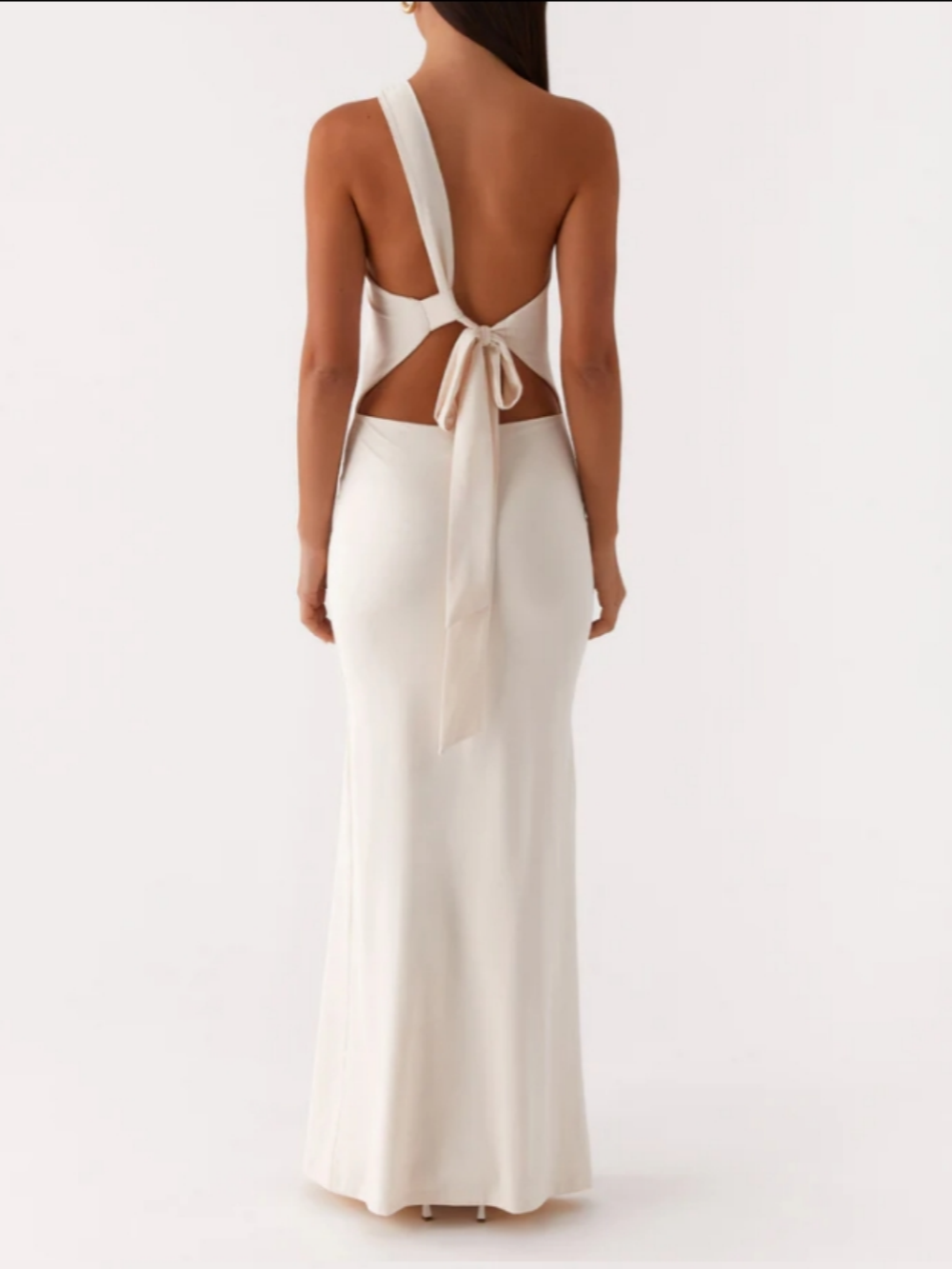 One-shoulder dress with metal buckle for a stylish and trendy look