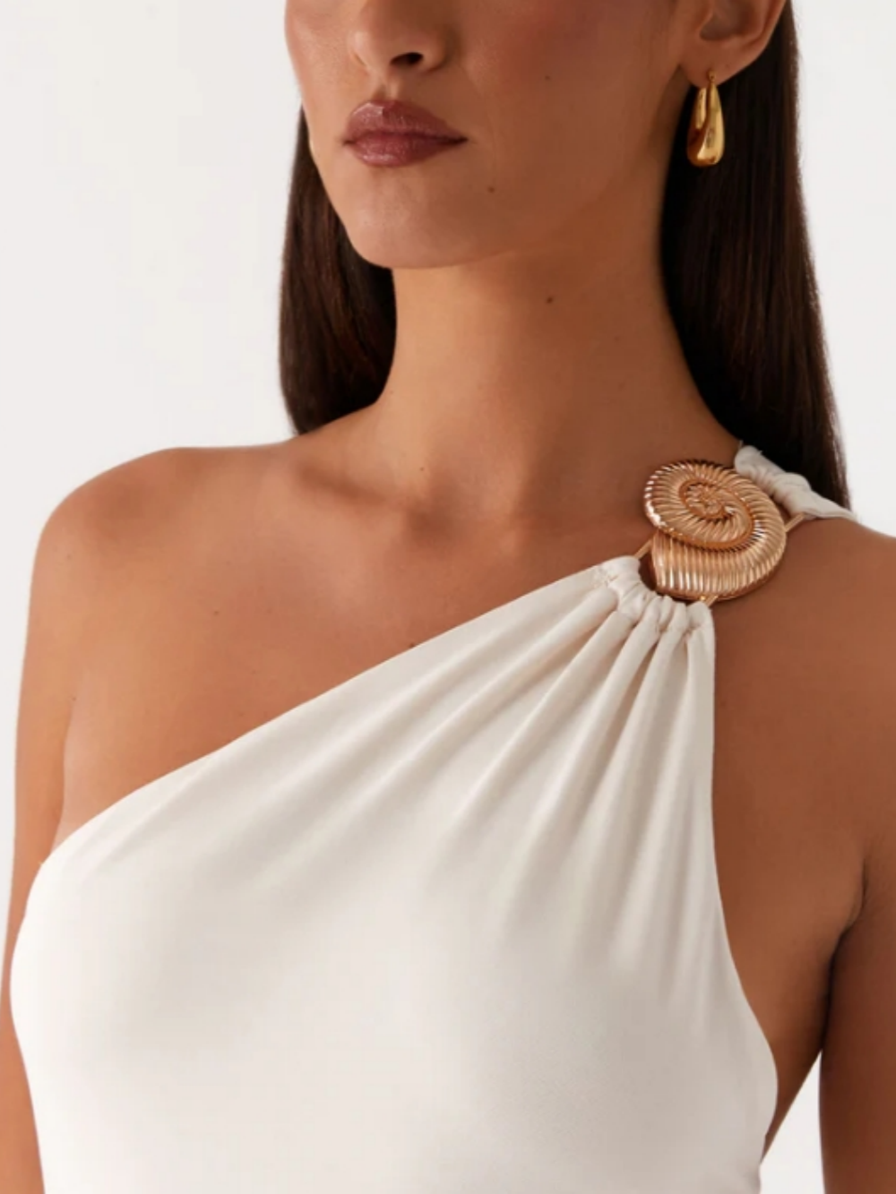 One-shoulder dress with metal buckle for a stylish and trendy look