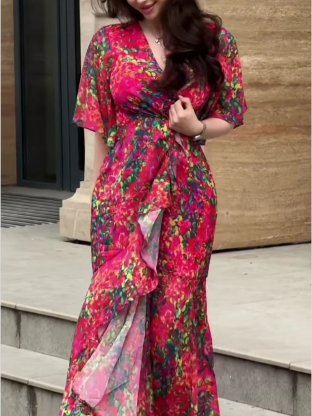 Elegant Printed Chiffon V-Neck Dress with Flared Sleeves for a Sophisticated Look