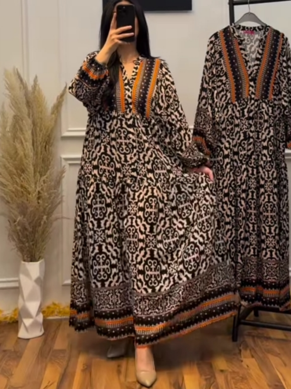 Long-sleeve V-neck dress with contrasting colored pattern