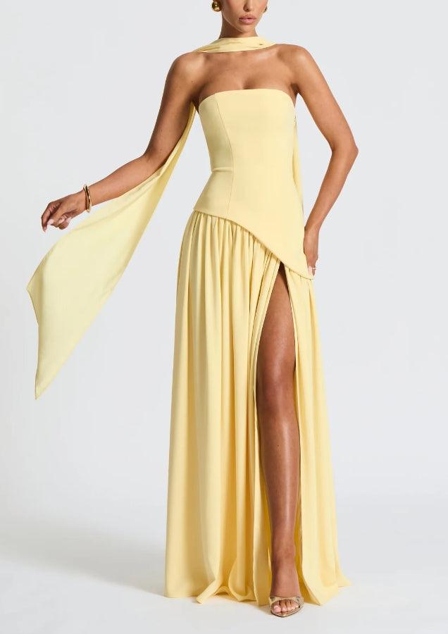 Long strapless dress with slit and elegant ribbon