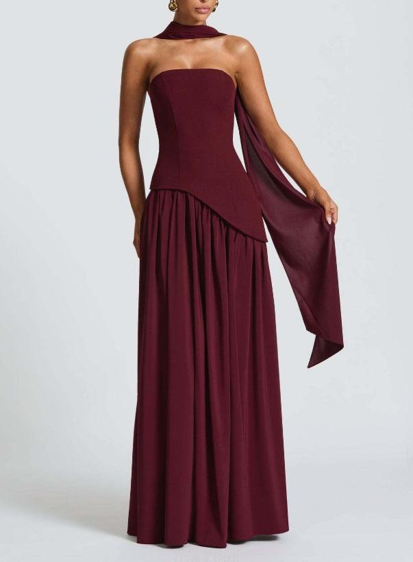 Long strapless dress with slit and elegant ribbon