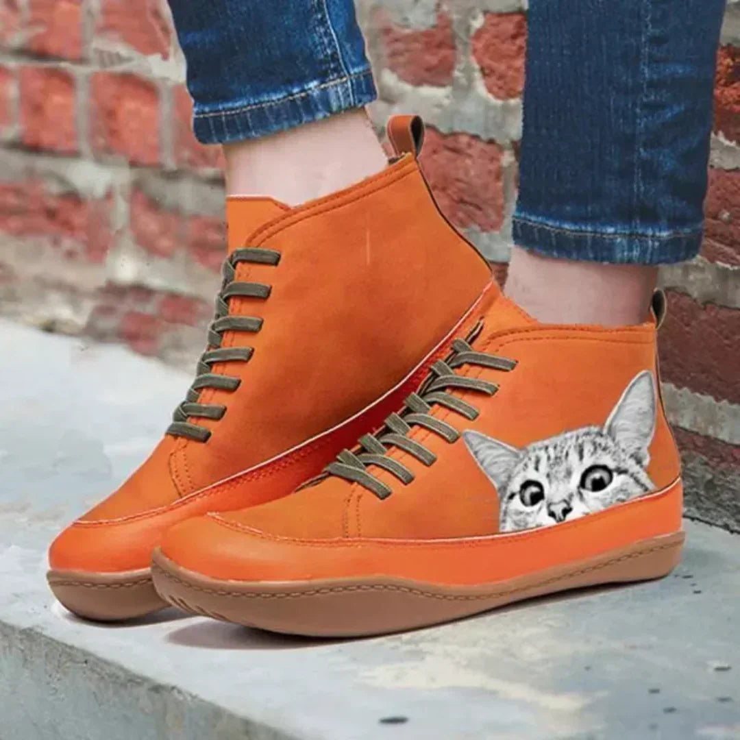 Stylish Leather Boots Featuring a Cat Motif