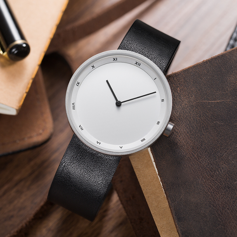 Elegant Quartz Watch with Minimalist Style