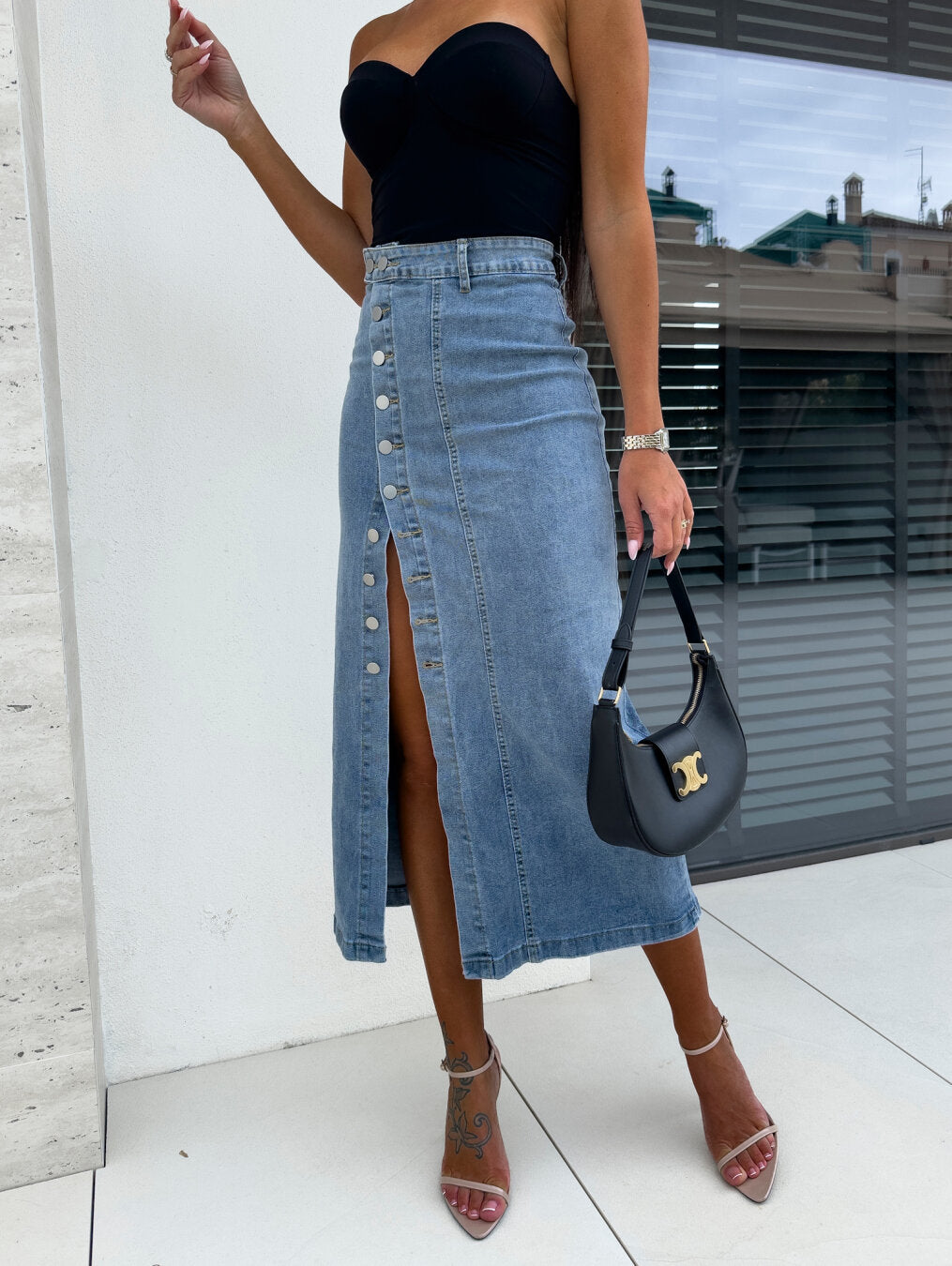 Denim Skirt: Sleek, Figure-Hugging Fit for Effortless Style