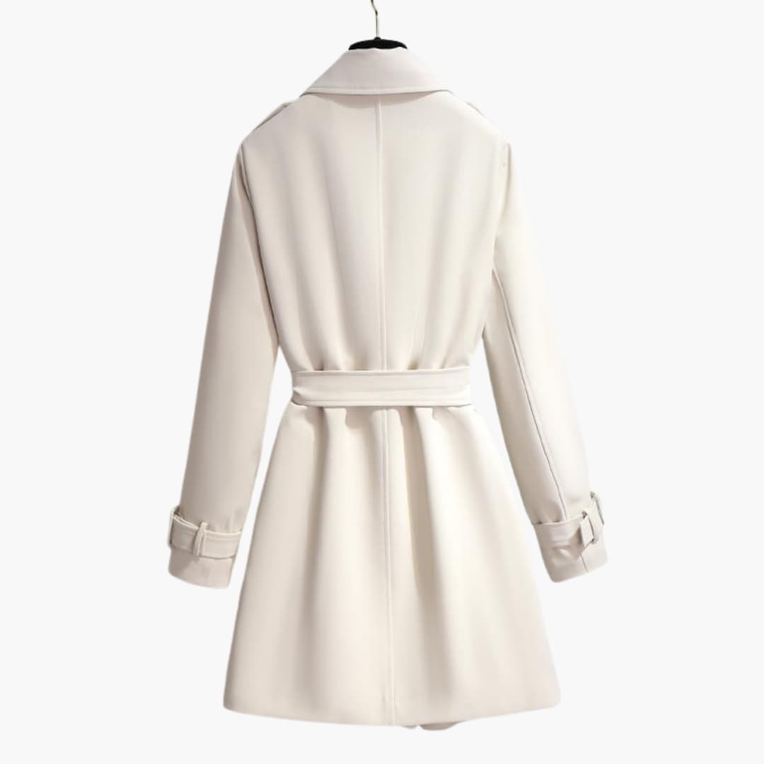 Elegant belted trench coat for women – timelessly stylish and versatile to wear