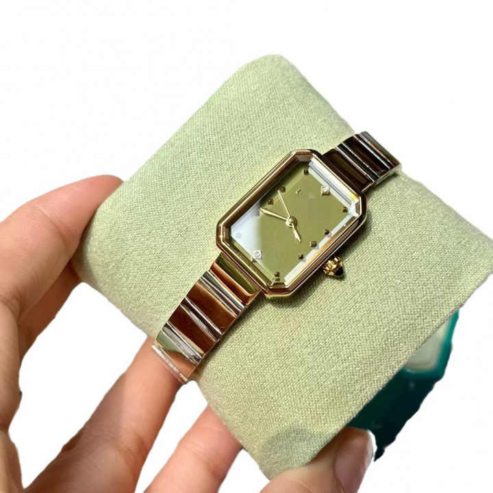 Elegant bracelet watch with sophisticated green elements