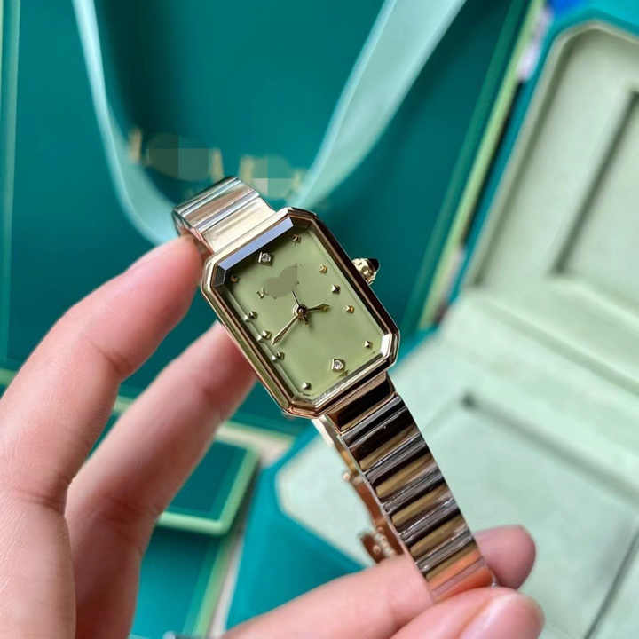 Elegant bracelet watch with sophisticated green elements