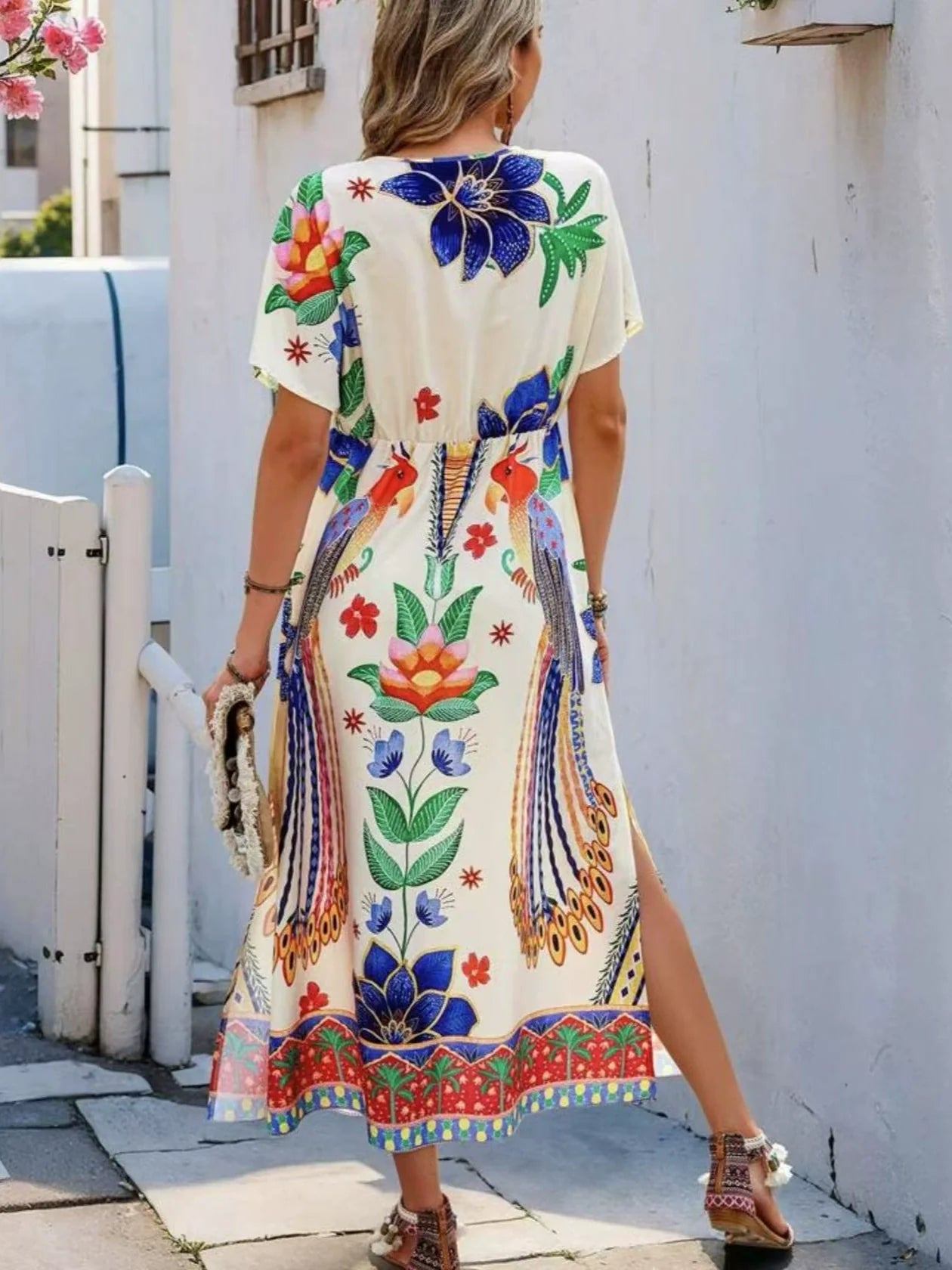 Loose short-sleeve printed maxi dress with V-neckline for a casual and elegant style