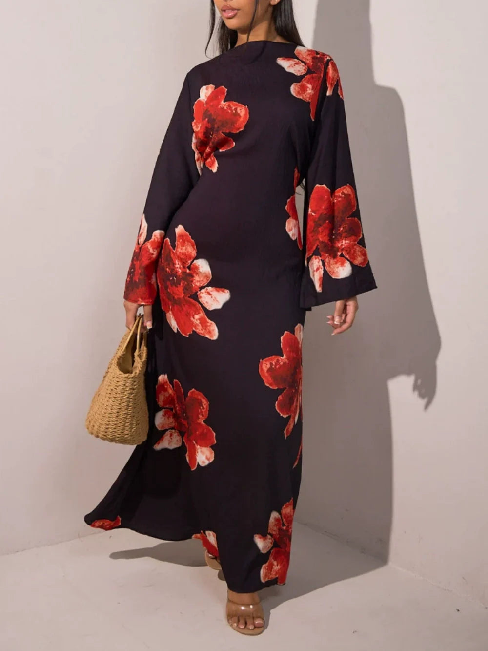 Elegant printed dress with a fitted waist and full length