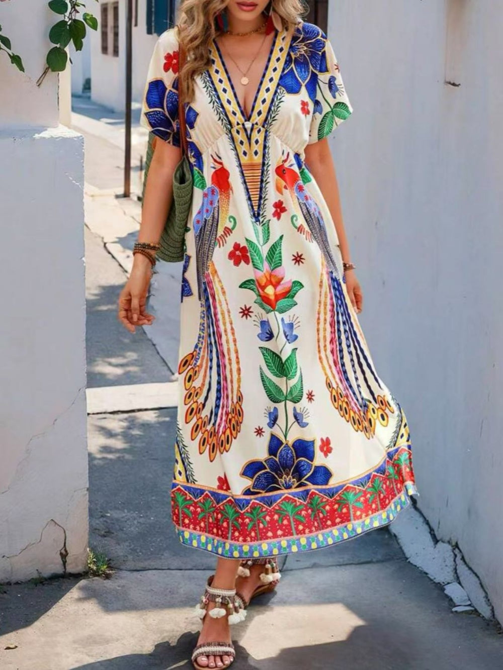 Loose short-sleeve printed maxi dress with V-neckline for a casual and elegant style