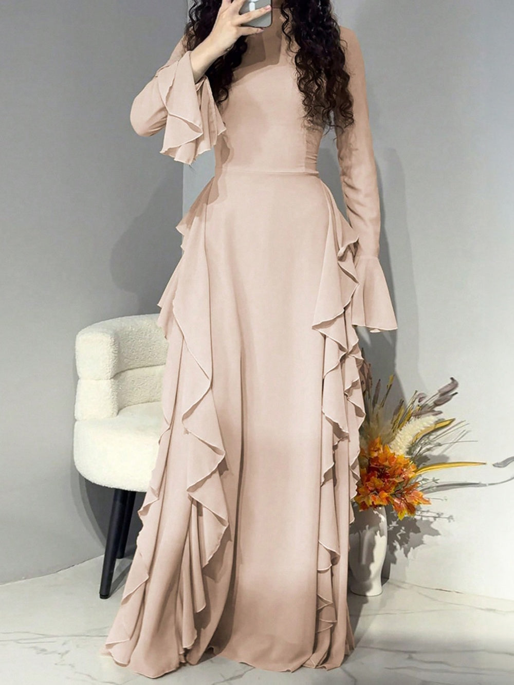 Elegant high-waisted dress with trumpet sleeves for a sophisticated style