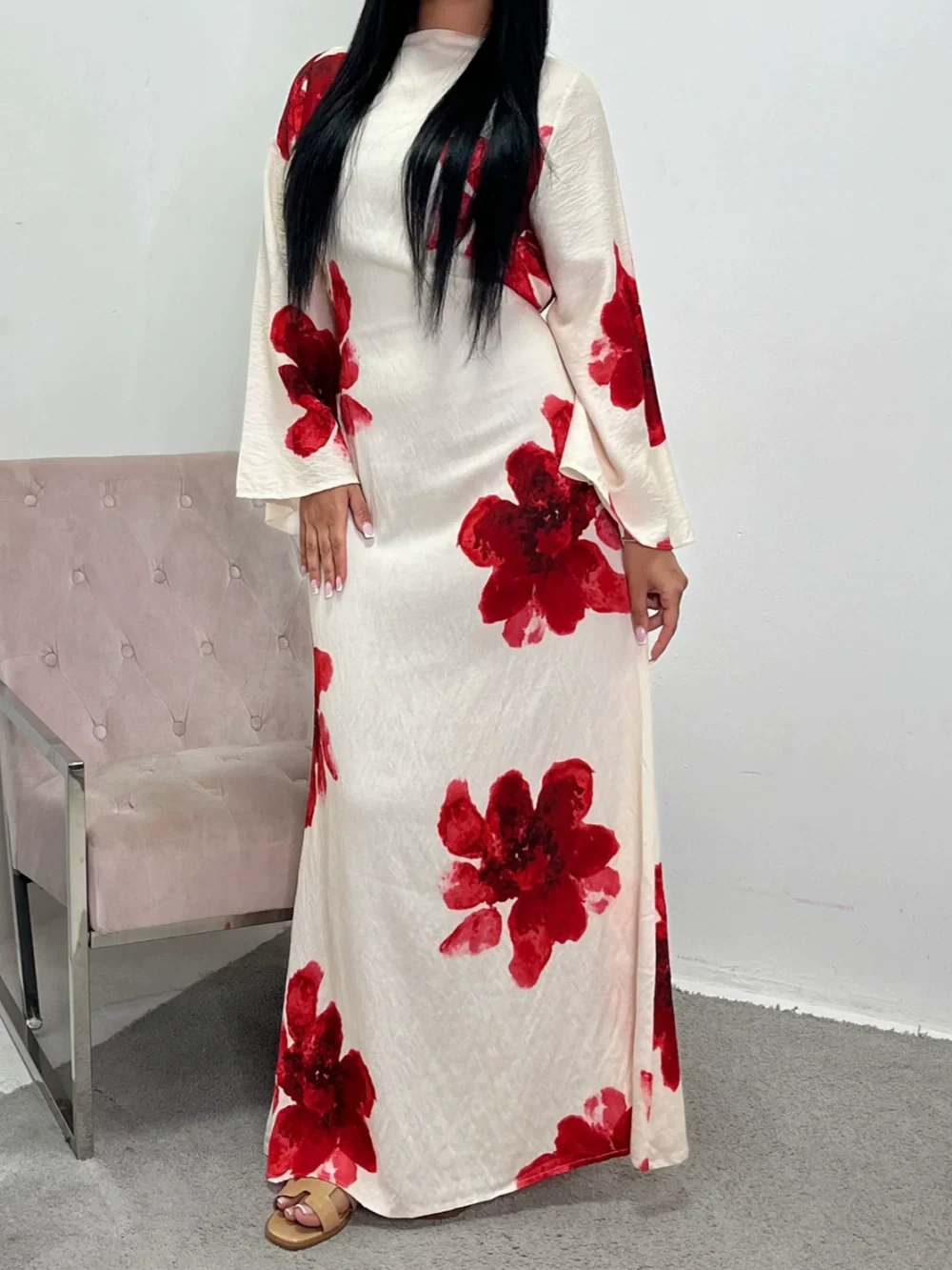 Elegant printed dress with a fitted waist and full length