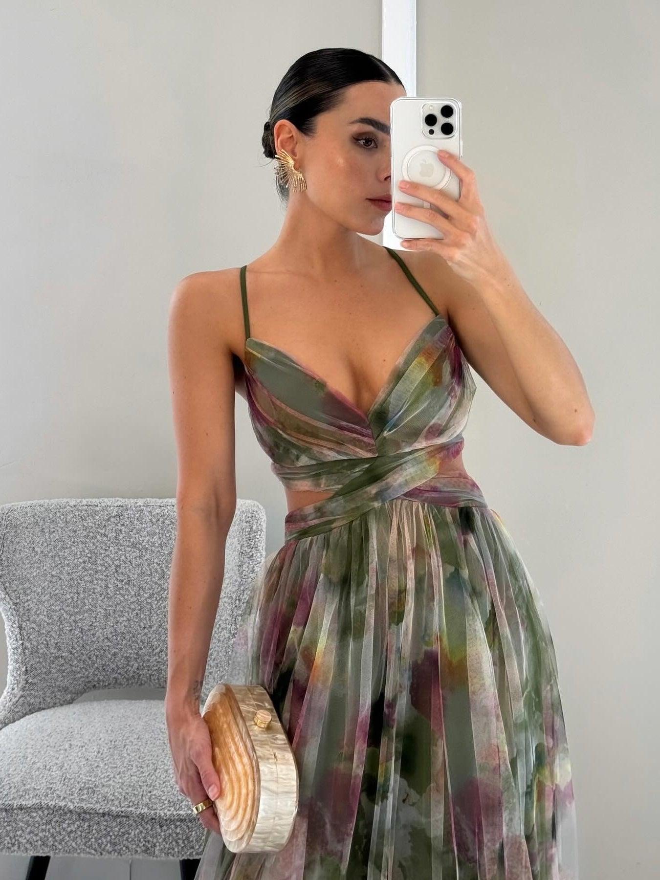 Maximée Elegant Dress with Painted Floral Print and V-neck