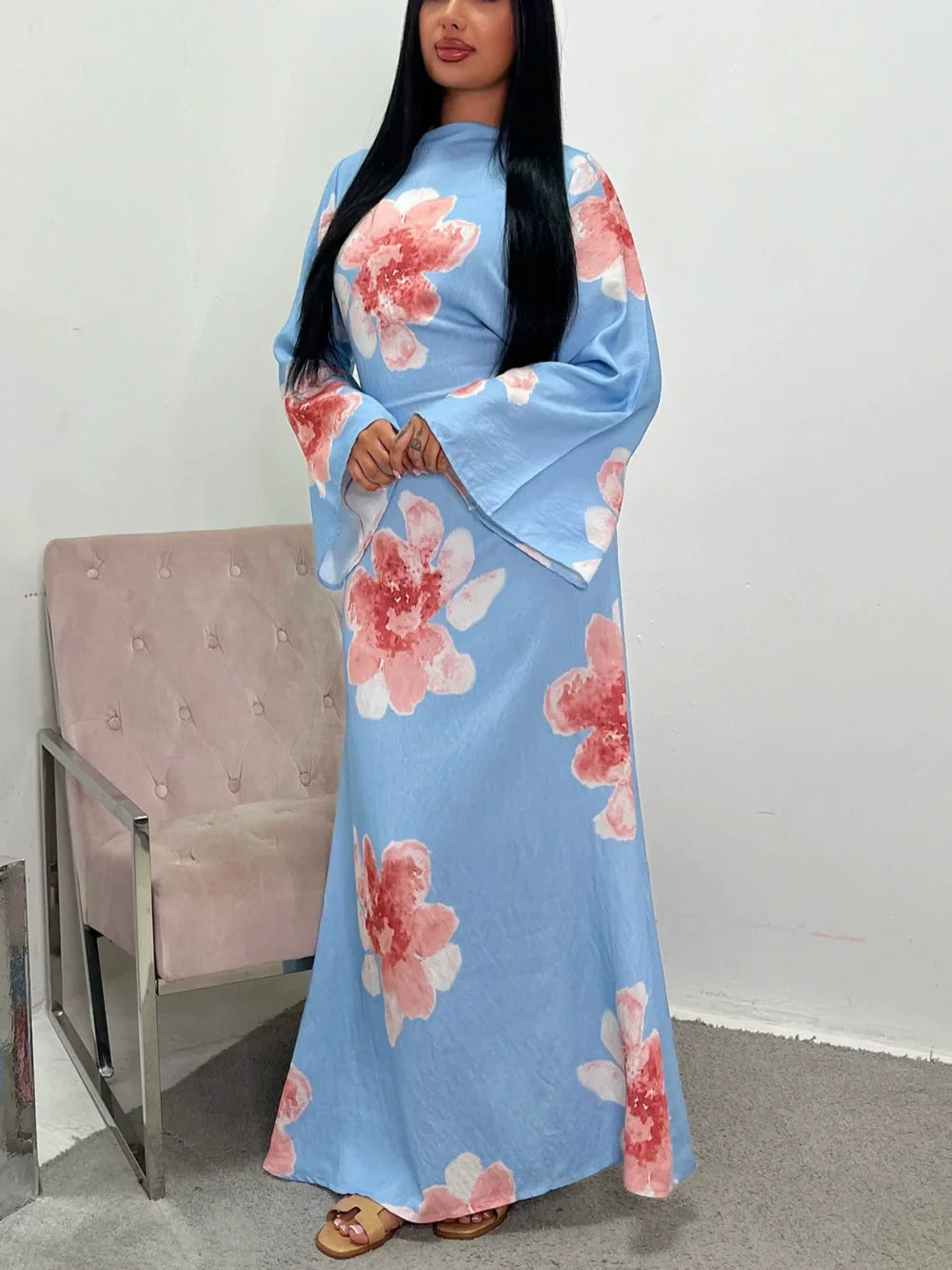 Elegant printed dress with a fitted waist and full length