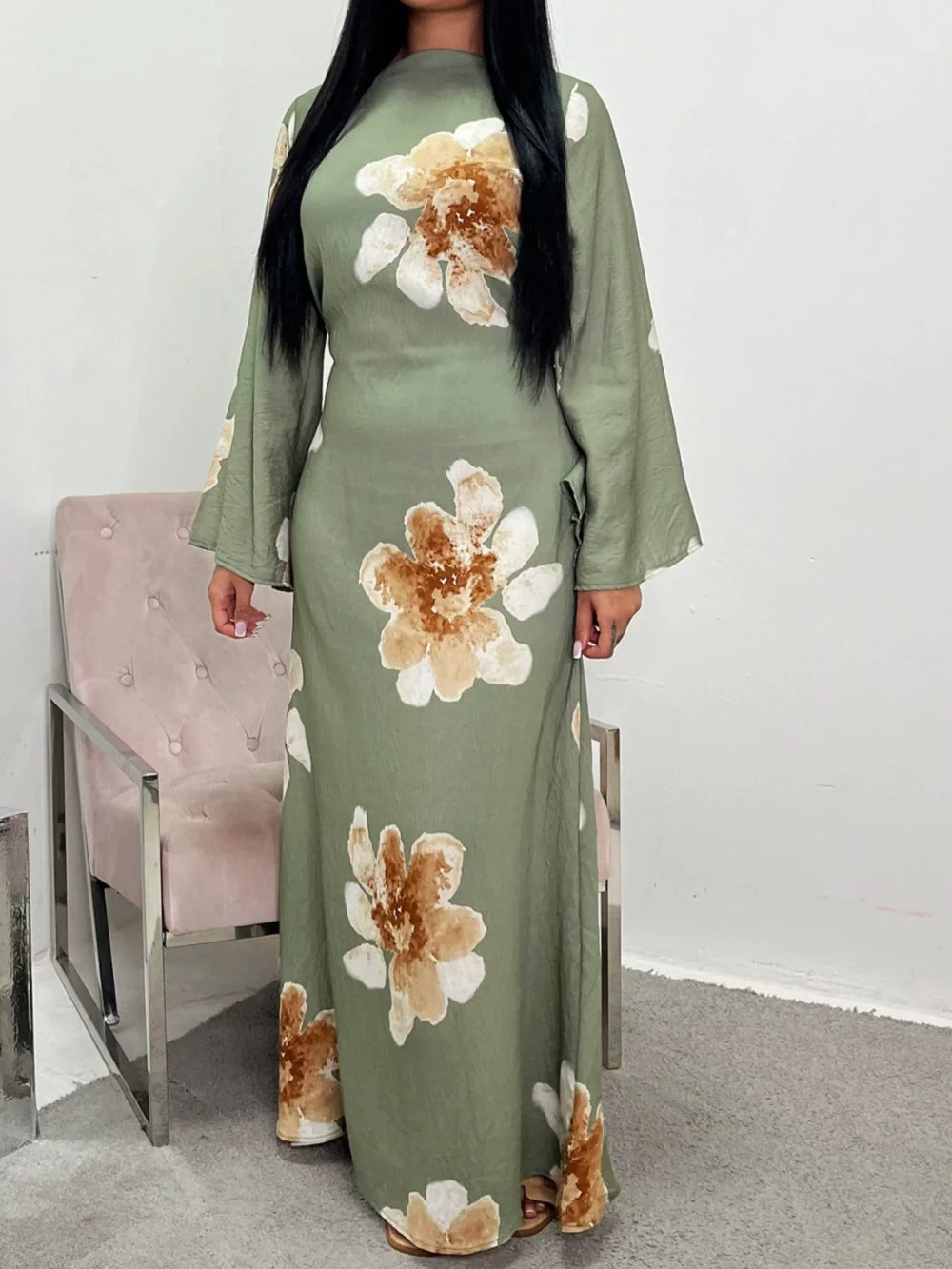 Elegant printed dress with a fitted waist and full length